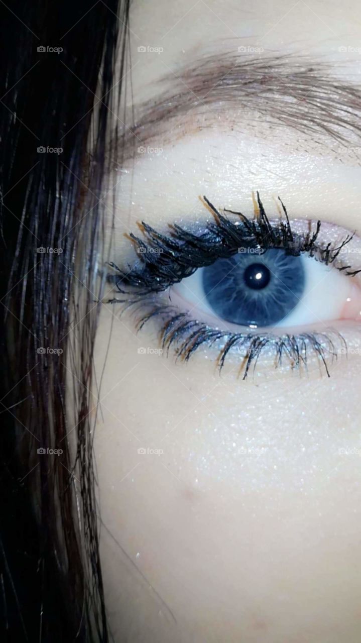 one blue eye