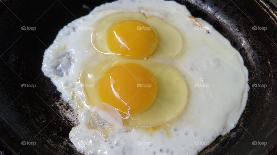 Ovos crus. Claras e gemas. Início da fritura.