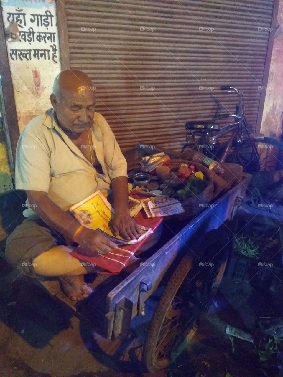 beetleleaf seller on a rikhshaw