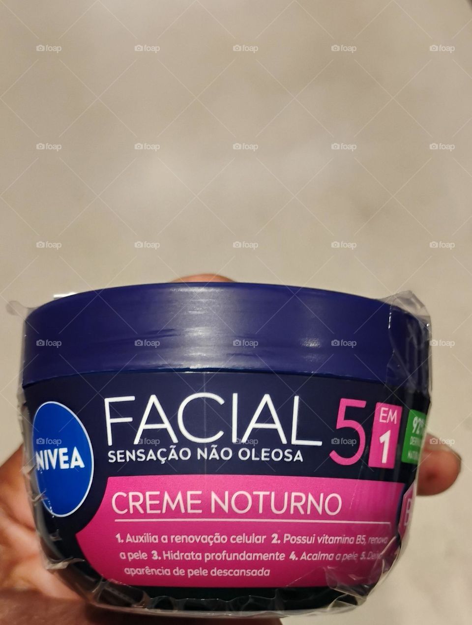 NIVEA Creme Facial Noturno 5 em 1, com vitamina B5 e tecnologia Hydro-Waves, a textura é leve e de rápida absorção. Renova as células da pele e hidrata profundamente sem deixá-la oleosa ou pegajosa. A NIVEA  Trata sua pele com carinho