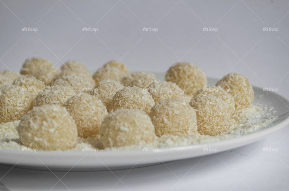 doces brasileiros: beijinho