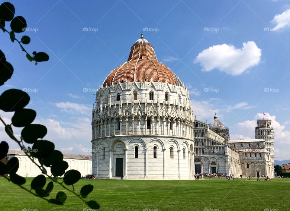 Piazza Duomo and the leaning tower of Pisa 
