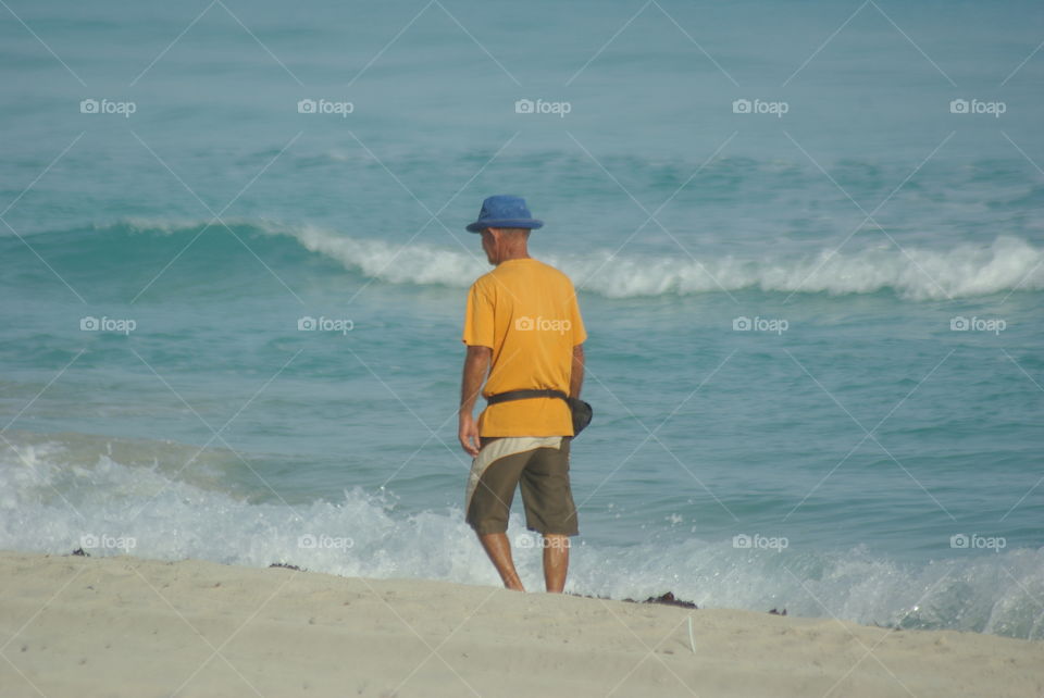 Old man on the beach of Varadero, Cuba  🌊  Viel homme sur la plage de Varadero, Cuba