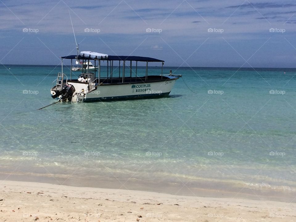 Boat arrived in Jamaica beach