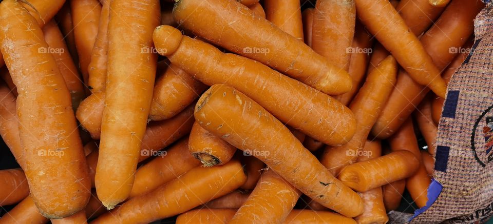 revisando en un supermercado