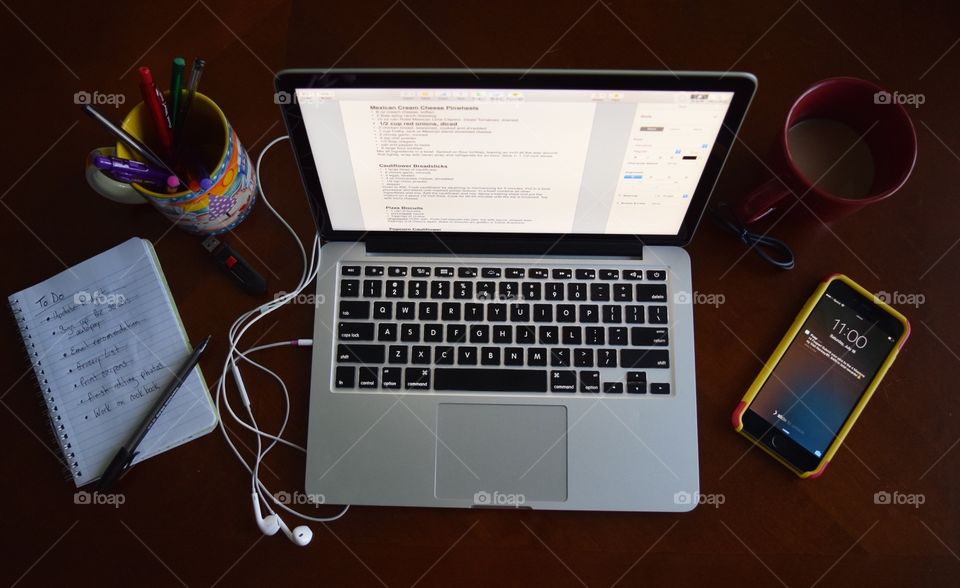 Desk from above. Notice the FOAP notification on the phone 😆 