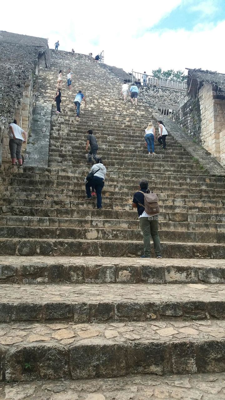 subiendo escalones pirámide maya