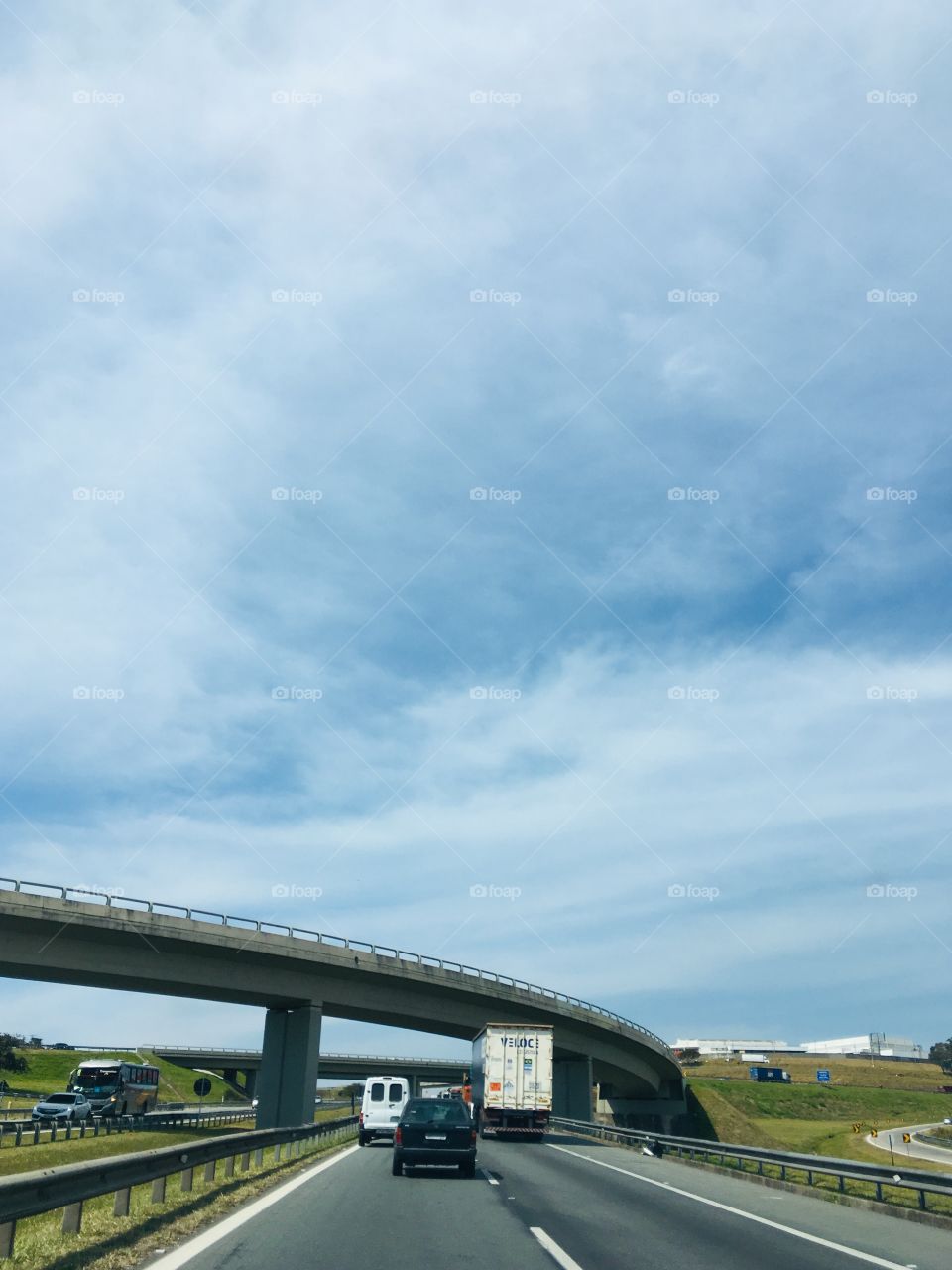 ‪Não existe mais horário para o congestionamento nestas bandas: De Cabreuva para chegar em Jundiaí, sempre a Rodovia Dom Gabriel trava. Que coisa!‬