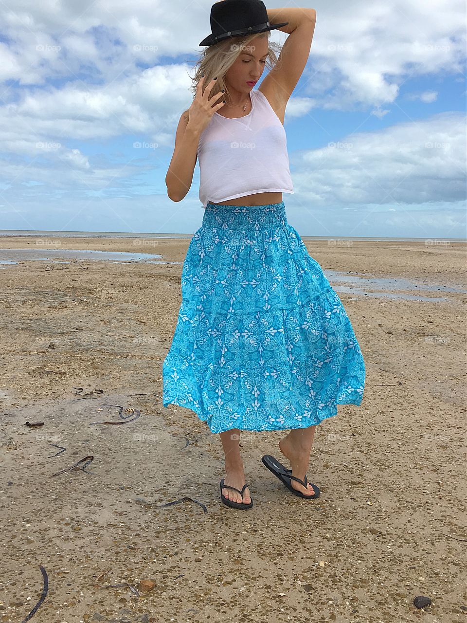 Front of a woman at sea with hat