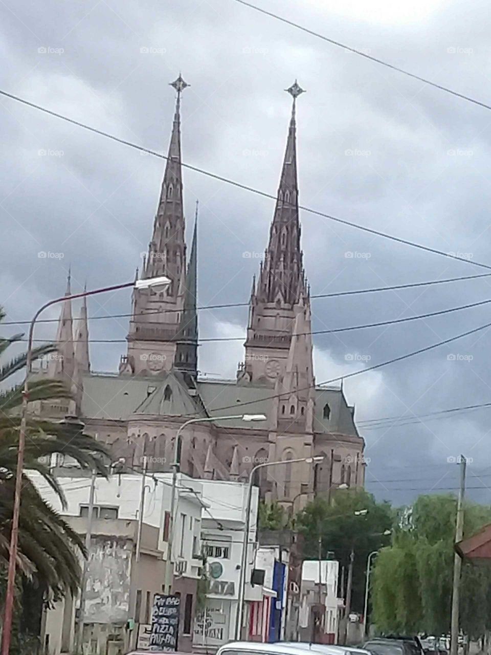 antigua catedral al fondo de una ciudad