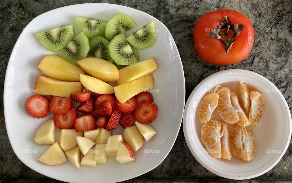 For a healthy life: fruit! Here, delicious salad with strawberry, peach, apple, kiwi, tangerine and persimmon.
/  Para uma vida saudável: frutas!
Aqui, deliciosa salada com morango, pêssego, maçã, kiwi, mexerica e caqui. 
🍓🍑🍎🥝🍊🍅
#saúde