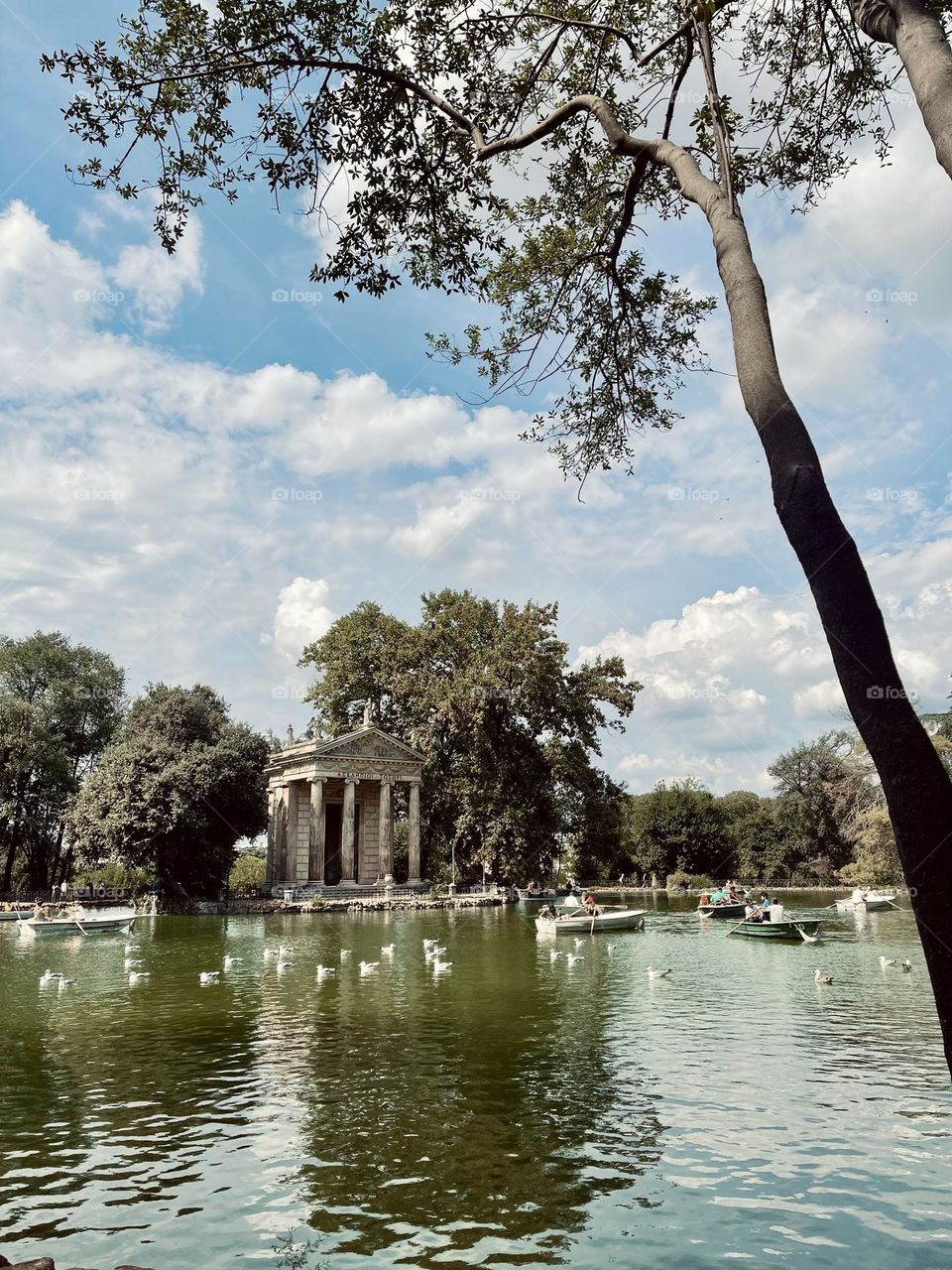 Rincones de un parque en Roma con gaviotas y botes en el lago rodeados de naturaleza y arquitectura histórica.
