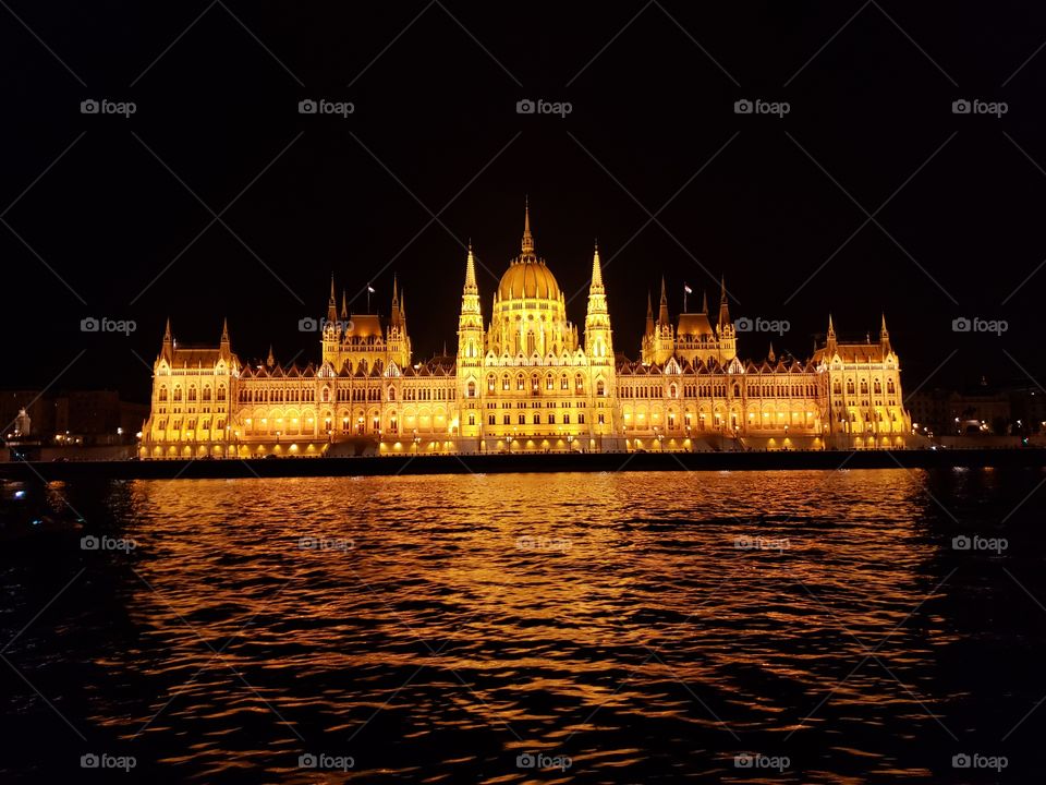 reflejos del Parlamento sobre el Danubio