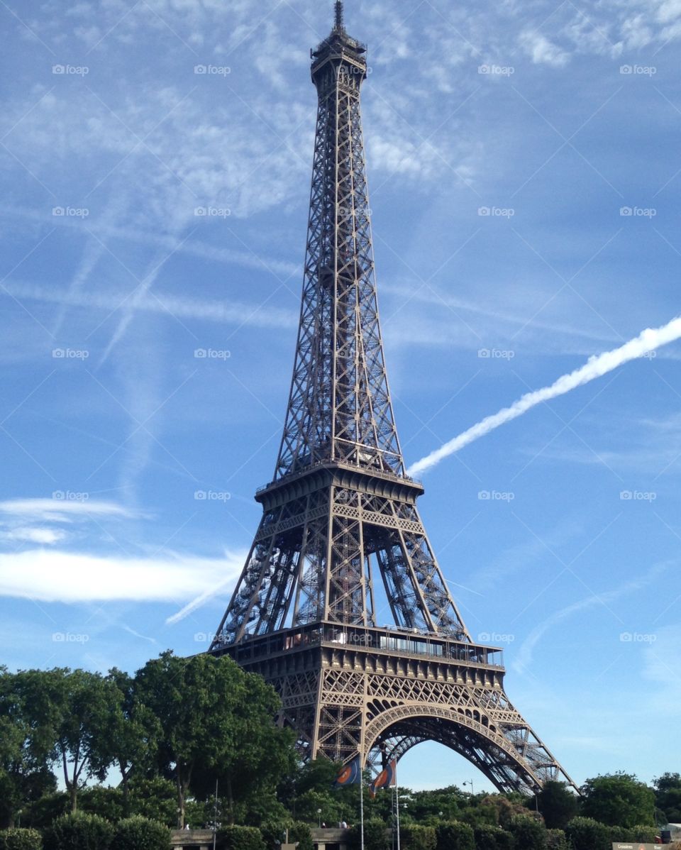 Eiffel tower        (e)