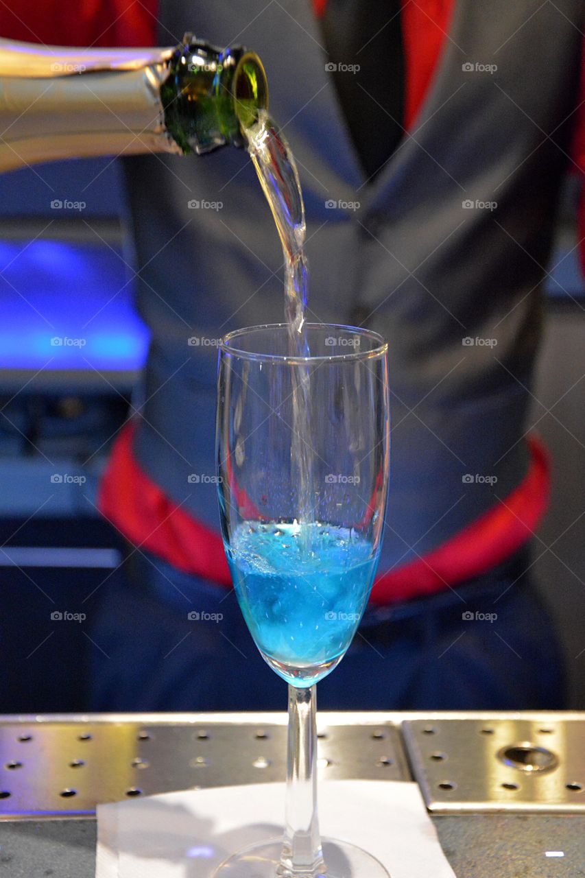 unrecognizable bartender pours cocktail