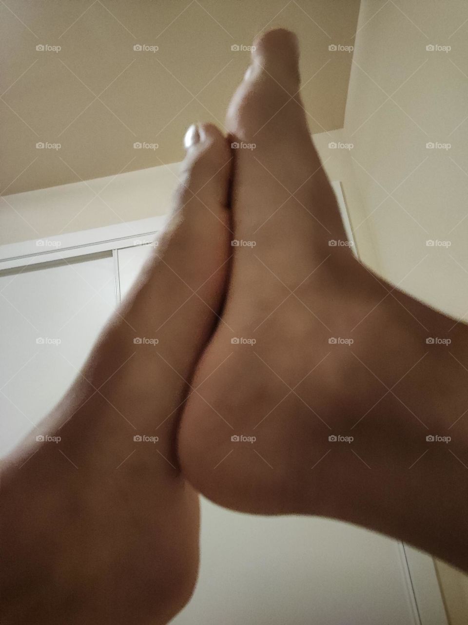 mes deux pieds sont côte à côte