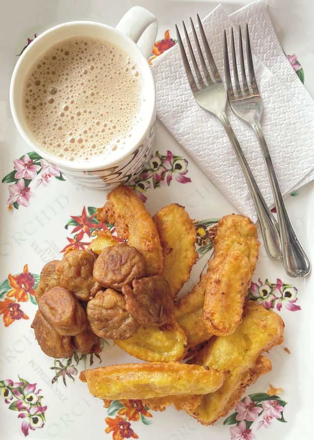 Fried bananas and banana fritters are popular for breakfast, tea time and any time of day. Pair well with tea and coffee! Easily available at roadside stalls or simply prepare them at home! 