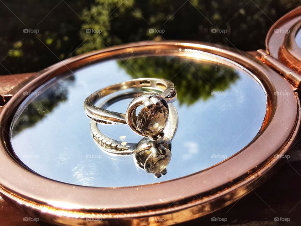 A reflection of a ring in a mirror 💍🪞