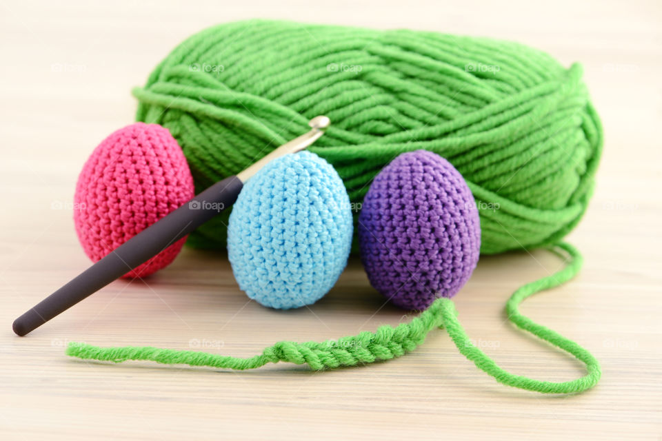 Knitting needles on ball of yarn