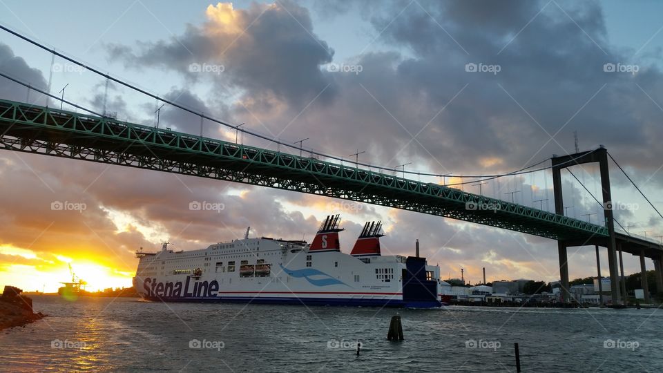 The ferry goes under the Älvsborgsbron, bridge - city of Gothenburg, Sweden - Göteborg 