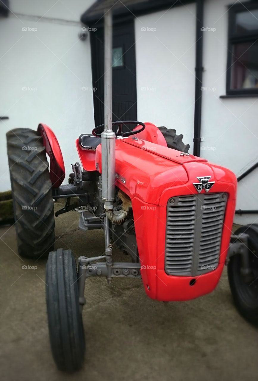 red tractor . Farm uncle red tractor 