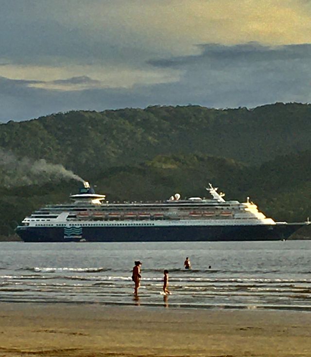 A cruise ship sailing across the Atlantic Ocean.  Live the beauty of the beaches of Santos, on the Brazilian coast! / Um Cruzeiro navegando pelo Oceano Atlântico. Viva a beleza das praias de Santos, no Litoral do Brasil!