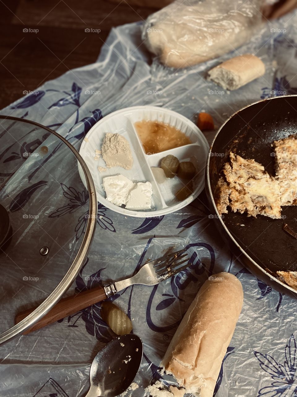 A simple and light dinner with my sister, eggs, tea and jam