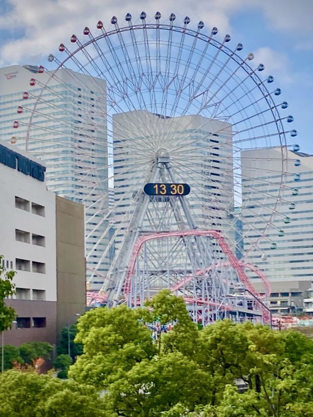 Ferris wheel in the city