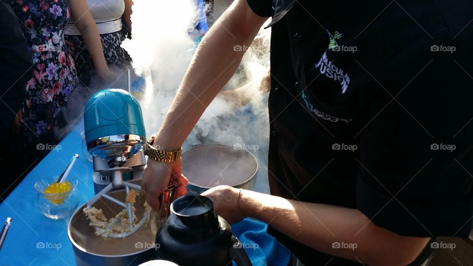 Food preparation using liquid nitrogen