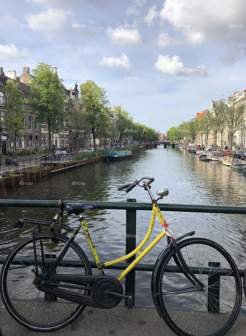 Yellow bike. Amsterdā. Holanda.