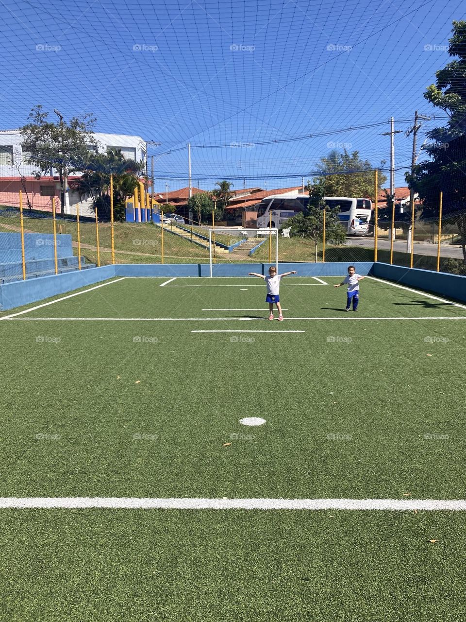 🇺🇸 A field to play.  Need something else for the kids to have fun with? /🇧🇷 Um campinho para brincar. Precisa de algo a mais para as crianças se divertirem?