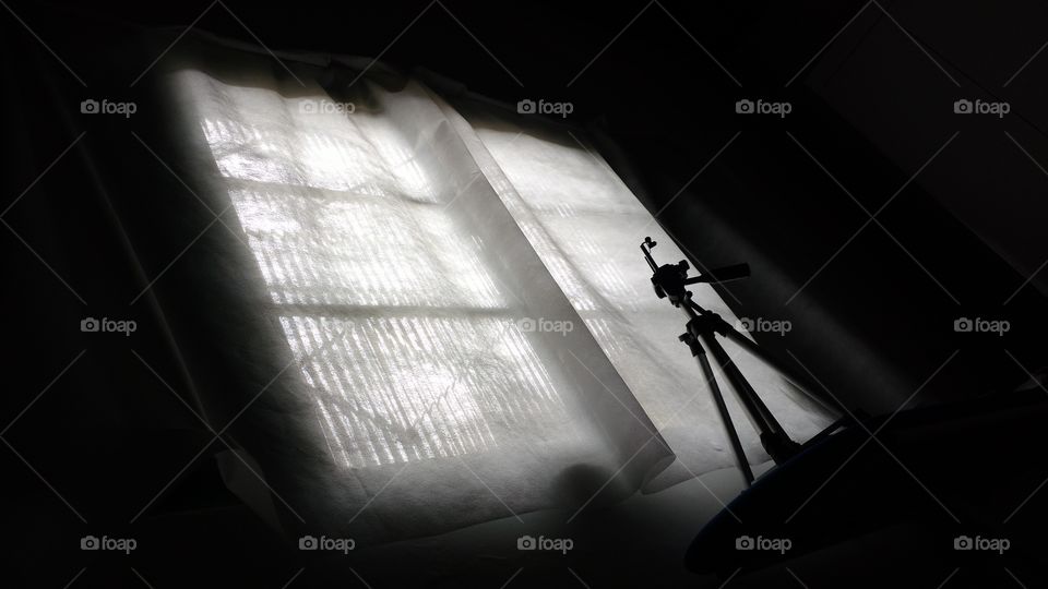 Minha janela com cortina branca em quarto escuro.