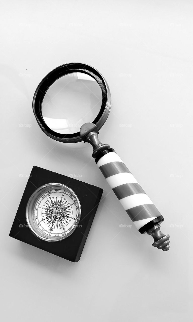 Brújula y lupa
