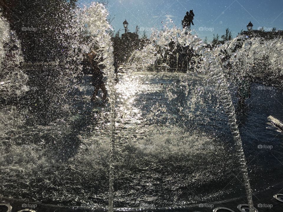 Fountain in Montreal with strong wind