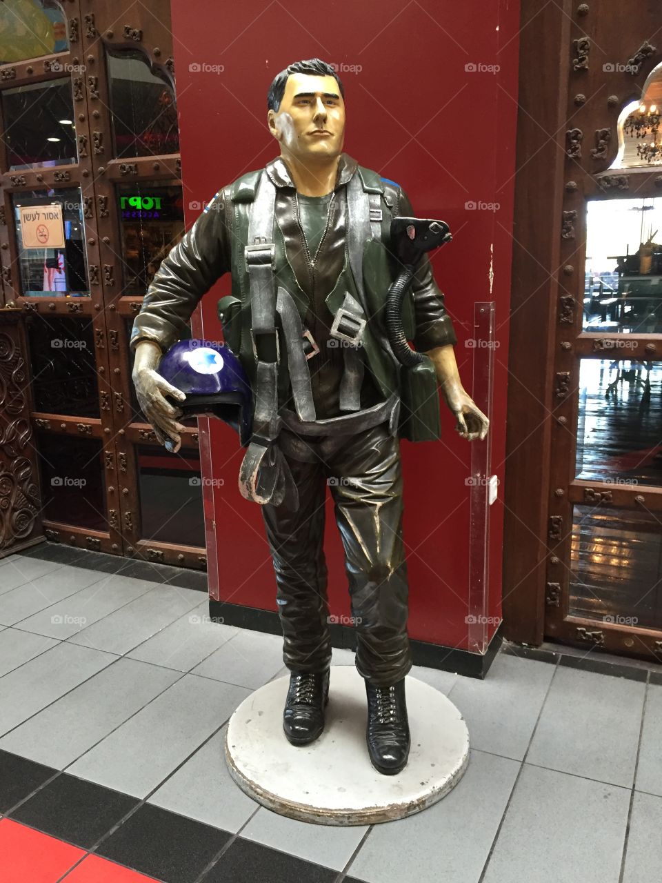 Pilot statue 