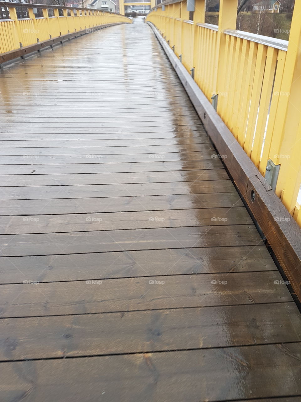 En regnig promenad över bron