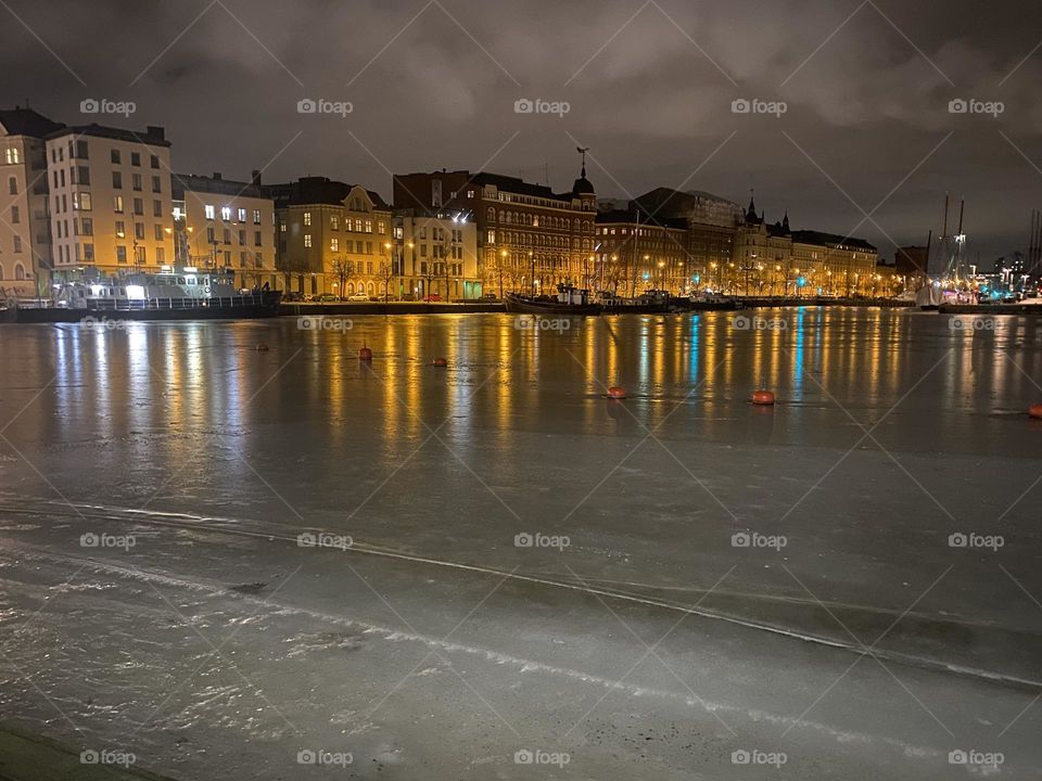 A city on the ice, but no one stands there 