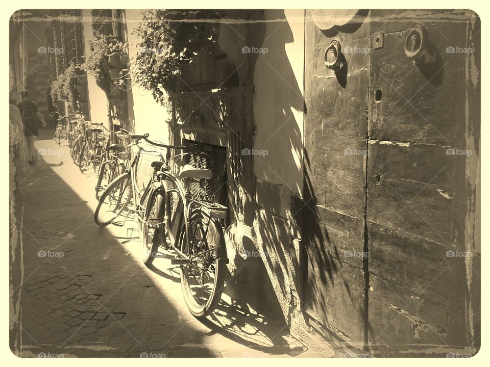 bicicletas apoyadas en la pared