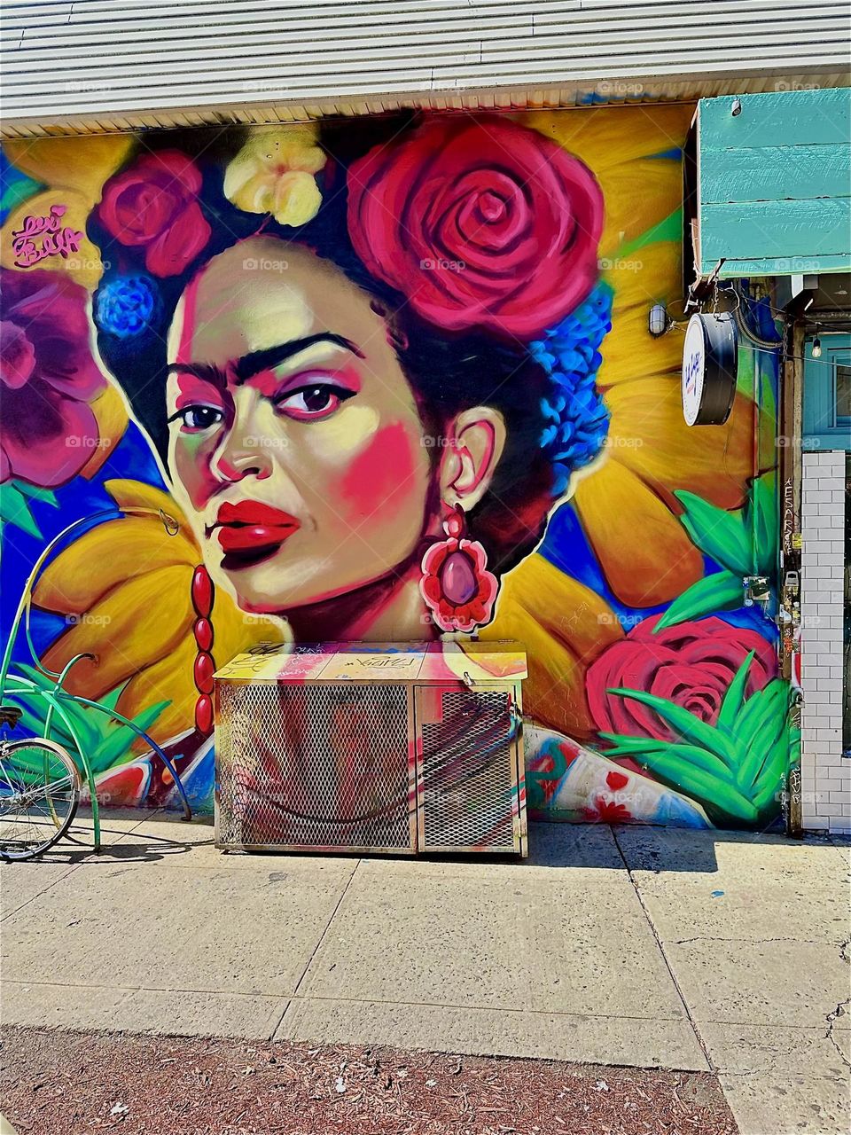 She‘s a hottie, this Latina portrayed on an elegant art mural on „Jefferson Street“ off „Broadway“ in „Bushwick“, Brooklyn with the looks of a „Josephine Baker“ or a „Chita Rivera“ in her prime. 2024. Hypnotic Productions