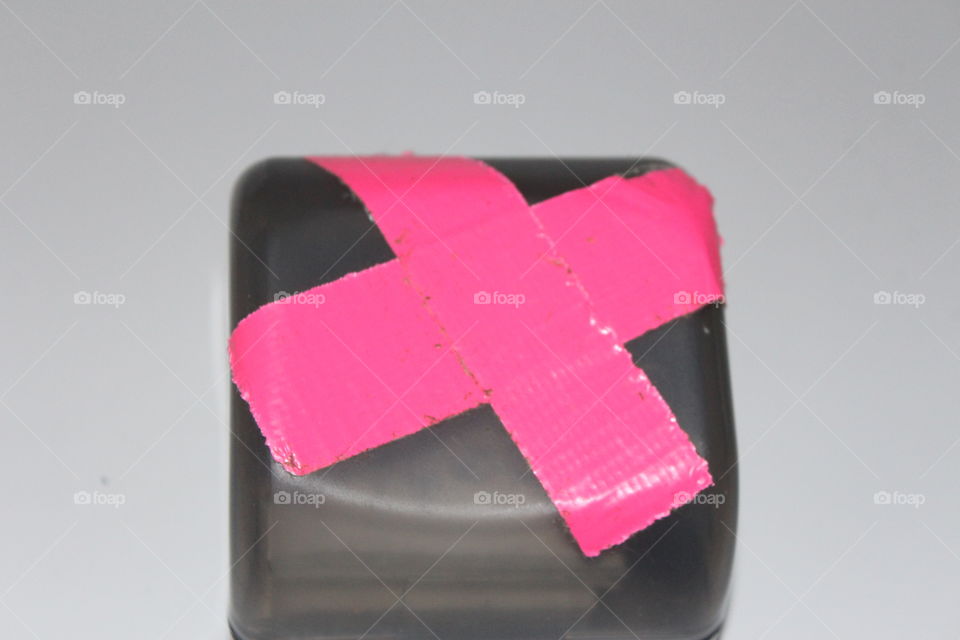 Cross adhesive bandage
