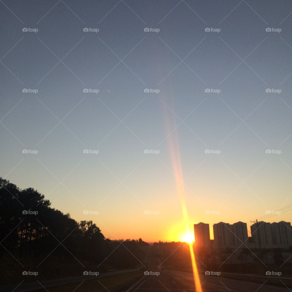 E #Jundiaí vai clareando! No 4o clique de hoje, o #sol vai aparecendo no infinito - mostrando toda a beleza gratuita da #natureza. Que #amanhecer de pura #inspiração!