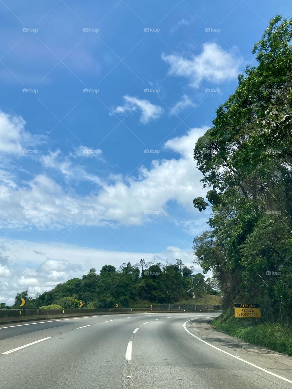 A Serra da Cantareira em Mairiporã, há pouco: vazia (coisa rara).
E esse azul do céu?
📸
#FOTOGRAFIAéNOSSOhobby
#estrada #sky #céu #natureza #horizonte #fotografia #paisagem #landscapes #inspiração #mobgrafia #XôStress #nuvens #clouds