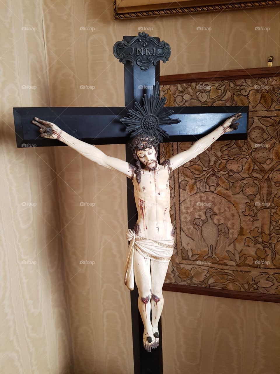 mini statue in ivory representation of Jesus Christ ona cross