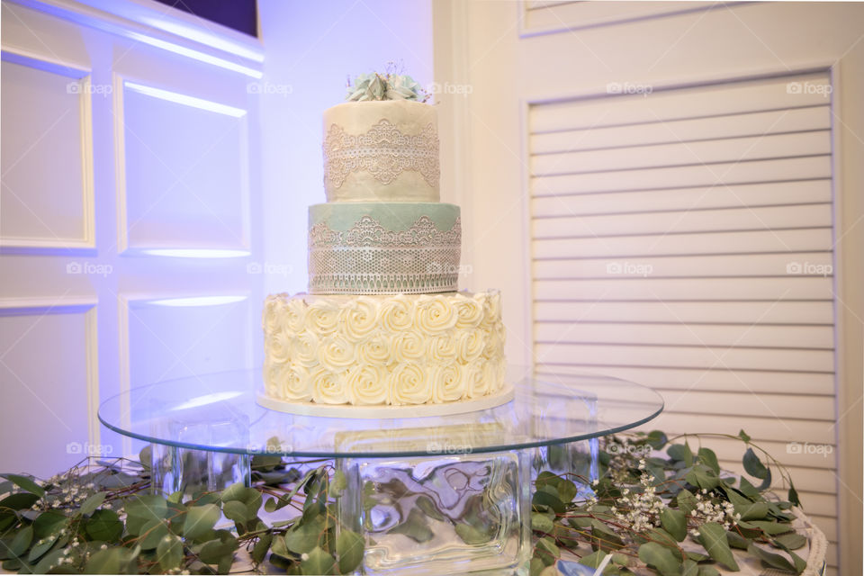 Three tier wedding cake with three different tier types