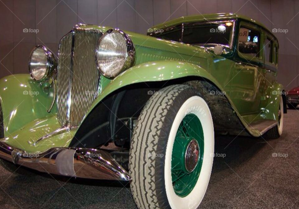 Chicago Auto Show : Classic . Chicago Auto show , shot of a green classic car. 