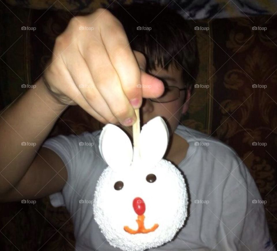 Making rabbit candy apples