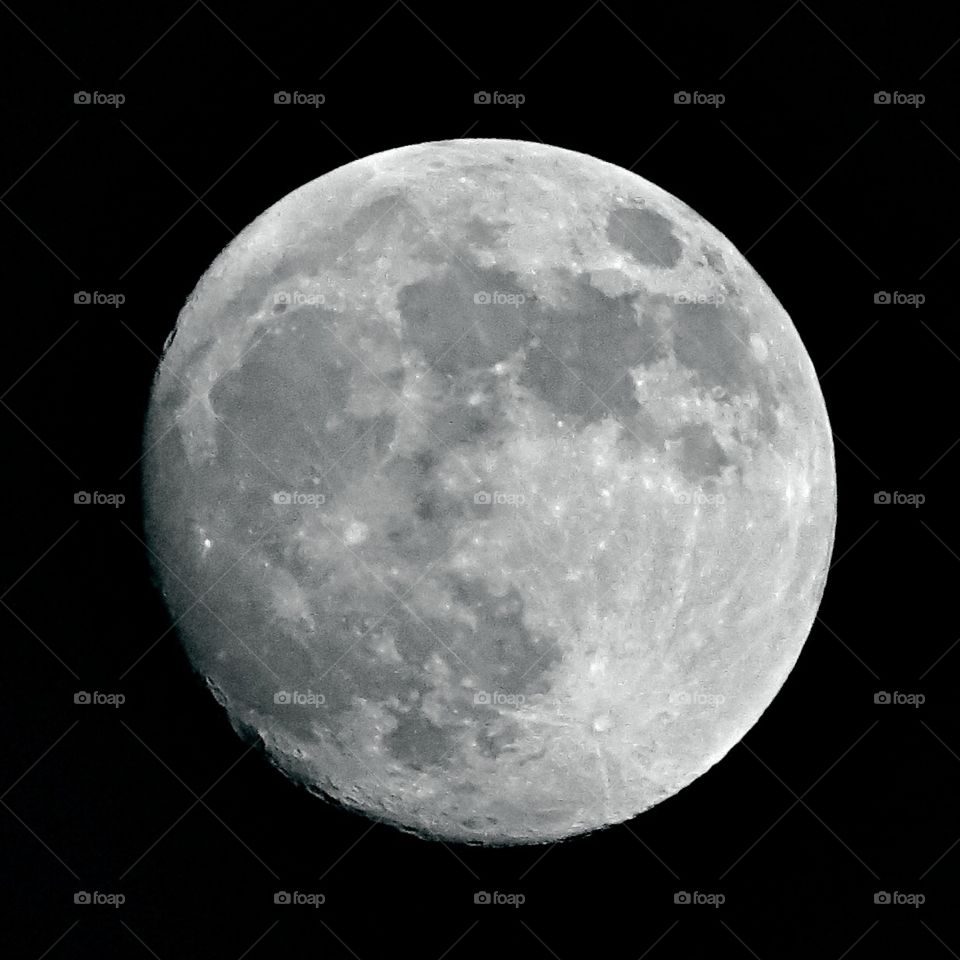 Photograph of a full moon using a Point & Shoot with no tripod