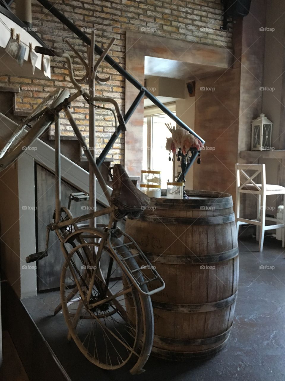 A barrel and a wheel at the restaurant entrance