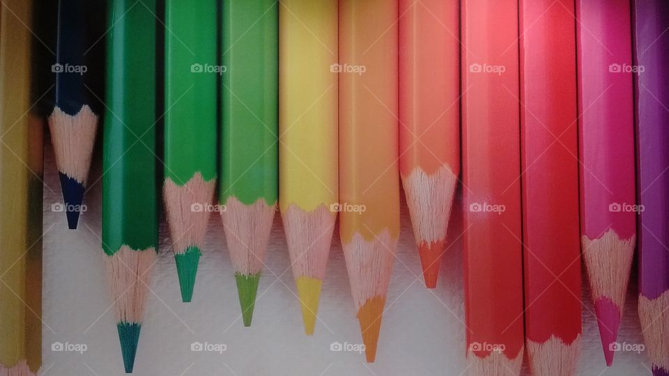 Cores, cores e mais cores. Aqui os lápis dão vida ao ritmo diário.