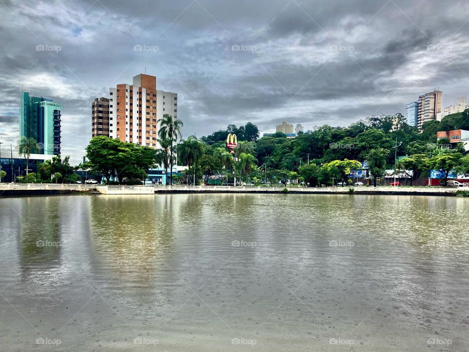 Como o dia não teve azul no céu, fica aqui, mesmo nublado, o cenário desta 3a feira bragantina:
Viva a Natureza e a sua beleza!